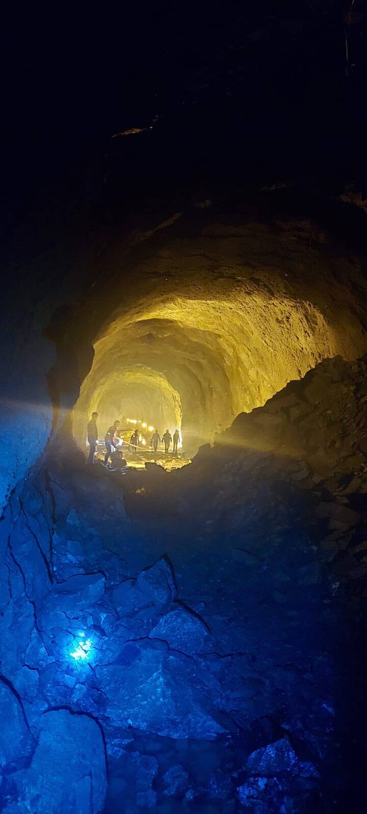 India Longest Rail Tunnel:जम्मू कश्मीर को भारतीय रेलवे नेटवर्क से जोड़ने में रेलवे ने एक बड़ी उपलब्धि हासिल की है. कटरा-बनिहाल रेल सेक्शन पर सुंबर और अर्पिचला स्टेशनों के बीच बन रही भारतीय रेल की सबसे बड़ी रेल सुरंग टी-49 जो कि 12.758 किलोमीटर लम्बी होगी की आरपार खुदाई का कार्य दिनांक 15.02.2022 को सफलतापूर्वक पूरा कर लिया गया है.