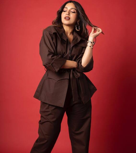 Bhumi Pednekar Photos: ब्राउन आउटफिट पहन कैमरे के सामने भूमि पेडनेकर ने दिए दिलकश पोज, मिलियन डॉलर स्माइल देख फैंस हुए फिदा