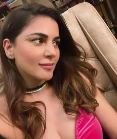Shraddha Arya Photos: શ્રદ્ધા આર્યાએ પહેર્યો ડીપ નેકલાઇન ડ્રેસ, ફેન્સ થયા ફિદા