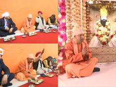 Ravidas Jayanti 2022: रविदास जयंती पर वाराणसी के मंदिर पहुंचे सीएम Yogi Adityanath, जमीन पर बैठकर खाया लंगर, देखें तस्वीरें