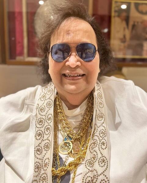 প্রয়াত বাপি লাহিড়ি। গতকাল প্রায় মধ্যরাতে প্রয়াত হন তিনি। একমাস ধরে অসুস্থ হয়ে হাসপাতালে ভর্তি ছিলেন। সোমবার ছুটে পেলেও মঙ্গলবারই আচমকা শারীরিক অবস্থার অবনতি হয়। ফের ভর্তি করা হয় হাসপাতালে। আর গতকাল প্রায় মধ্যরাতে হাসপাতালেই শেষ নিঃশ্বাস ত্যাগ করেন। মাত্র দশ দিনের ব্যবধানে চলে গেলেন দুই কিংবদন্তি, লতা মঙ্গেশকর ও বাপি লাহিড়ি। নেট দুনিয়ায় ভাইরাল সুর সম্রাজ্ঞীর সঙ্গে সকলের প্রিয় বাপি দার বেশ কিছু পুরনো ছবি।