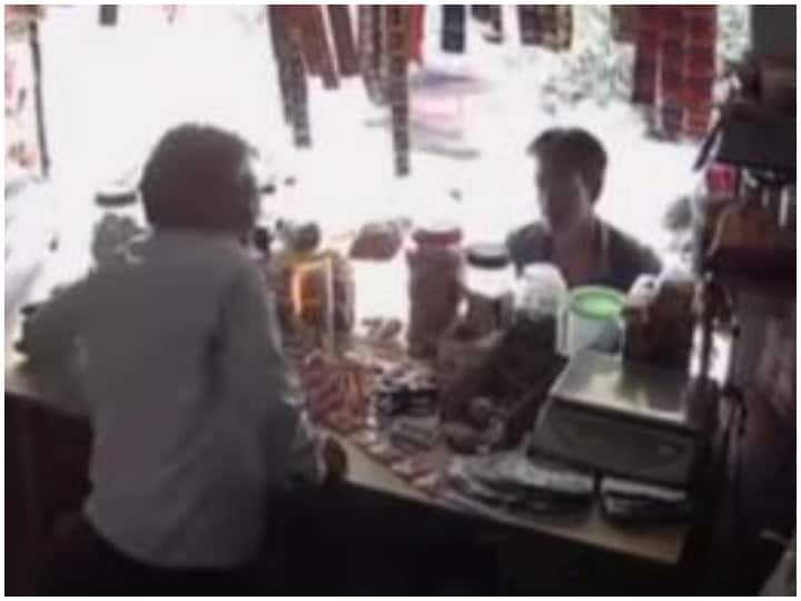 Man stole from the shop in a vicious way CCTV footage of theft CCTV footage of Thief Watch: शख्स ने शातिराना अंदाज में दुकान से की चोरी, वीडियो देख हैरान रह जाएंगे आप