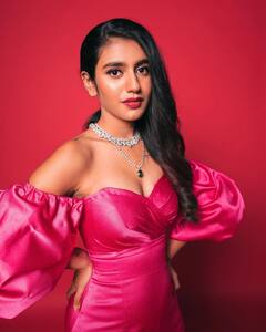 Priya Prakash Varrier: మనసు దోచేసేలా పింక్ డ్ర‌స్‌లో ప్రియ