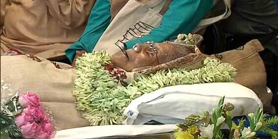 Sandhya Mukherjee last rite: অন্য় সুরলোকে 'সন্ধ্যা' তারা, কেওড়াতলা মহাশ্মশানে মরদেহ। Bangla News