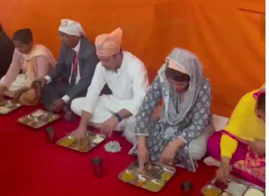ਇਸ ਦੌਰਾਨ ਪ੍ਰਿਅੰਕਾ ਗਾਂਧੀ ਸਲਵਾਰ-ਕਮੀਜ਼ ਪਹਿਨੀ ਤੇ ਰਾਹੁਲ ਗਾਂਧੀ ਸਫ਼ੈਦ ਕੁੜਤਾ ਪਹਿਨ ਕੇ ਸੰਗਤਾਂ ਦੀ ਸੇਵਾ ਕਰਦੇ ਨਜ਼ਰ ਆਏ।