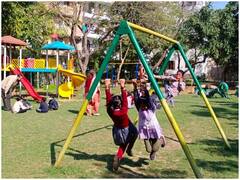 Delhi School Reopened: दक्षिणी दिल्ली के स्कूलों में लौटी रौनक, दो साल बाद विद्यालयों में पहुंचे नन्हें छात्र