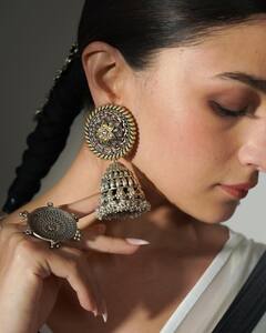 Alia Bhatt: आलीया वेधून घेतेय सर्वाचं लक्ष!