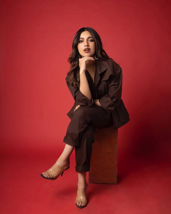 Bhumi Pednekar Photos: ब्राउन आउटफिट पहन कैमरे के सामने भूमि पेडनेकर ने दिए दिलकश पोज, मिलियन डॉलर स्माइल देख फैंस हुए फिदा