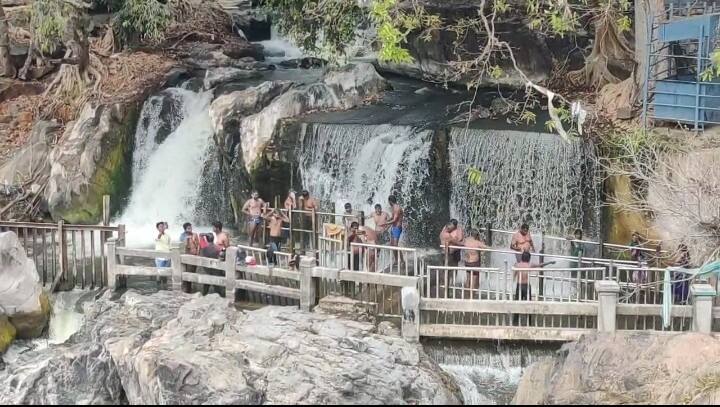 hogenakkal falls reopened after third wave lockdown and dmk political campaign ஓராண்டுக்கு பிறகு ஒகேனக்கல் நீர்வீழ்ச்சியில் சுற்றுலா பயணிகள் குளிக்க மாவட்ட நிர்வாகம் அனுமதி