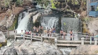 ஓராண்டுக்கு பிறகு ஒகேனக்கல் நீர்வீழ்ச்சியில் சுற்றுலா பயணிகள் குளிக்க மாவட்ட நிர்வாகம் அனுமதி