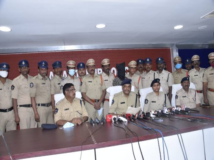 Anantapur police have solved teacher murder case three months later in Kadiri Kadiri Murder Case: పోలీసుల విచారణ ఖాకీ సినిమా రేంజ్‌లో సాగింది, హంతకుడు మాత్రం కూల్‌గా కాలు కదపకుండా కూర్చున్నాడు