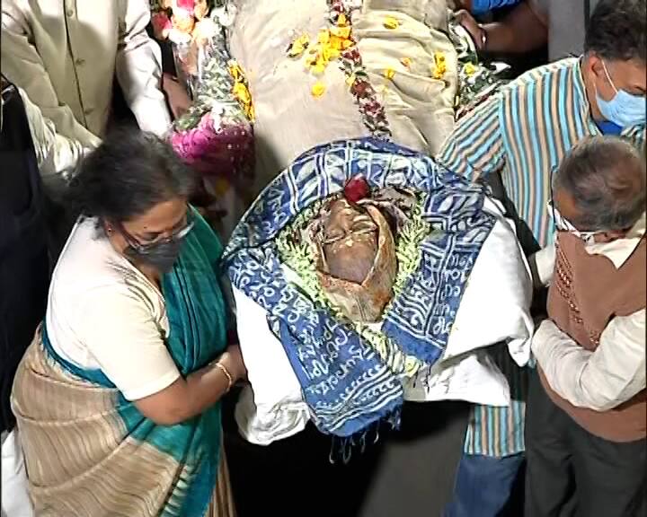 তারার দেশে সন্ধ্যা মুখোপাধ্যায়। সুরের জগত চিরদিনের জন্য হারাল রামধনু রঙ। চিরকালের মত ছুটি নিলেন গীতশ্রী।