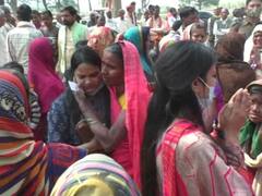 UP Election: अमेठी में रो-रोकर वोट मांग रही हैं जेल में बंद पूर्व कैबिनेट मंत्री गायत्री प्रजापति की पत्नी और बेटियां