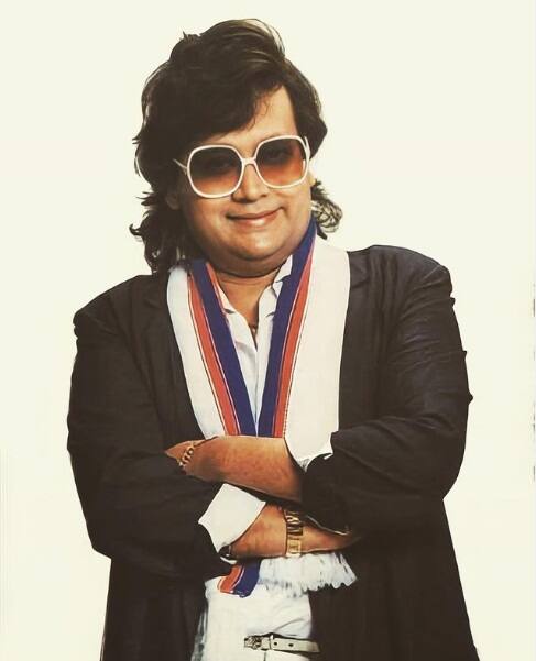 সোনার গহনার প্রতি অমোঘ আকর্ষণ ছিল বাপি লাহিড়ির। গত বছর ধনতেরসে সোনার টি সেট কেনেন বলে জানা যায়।