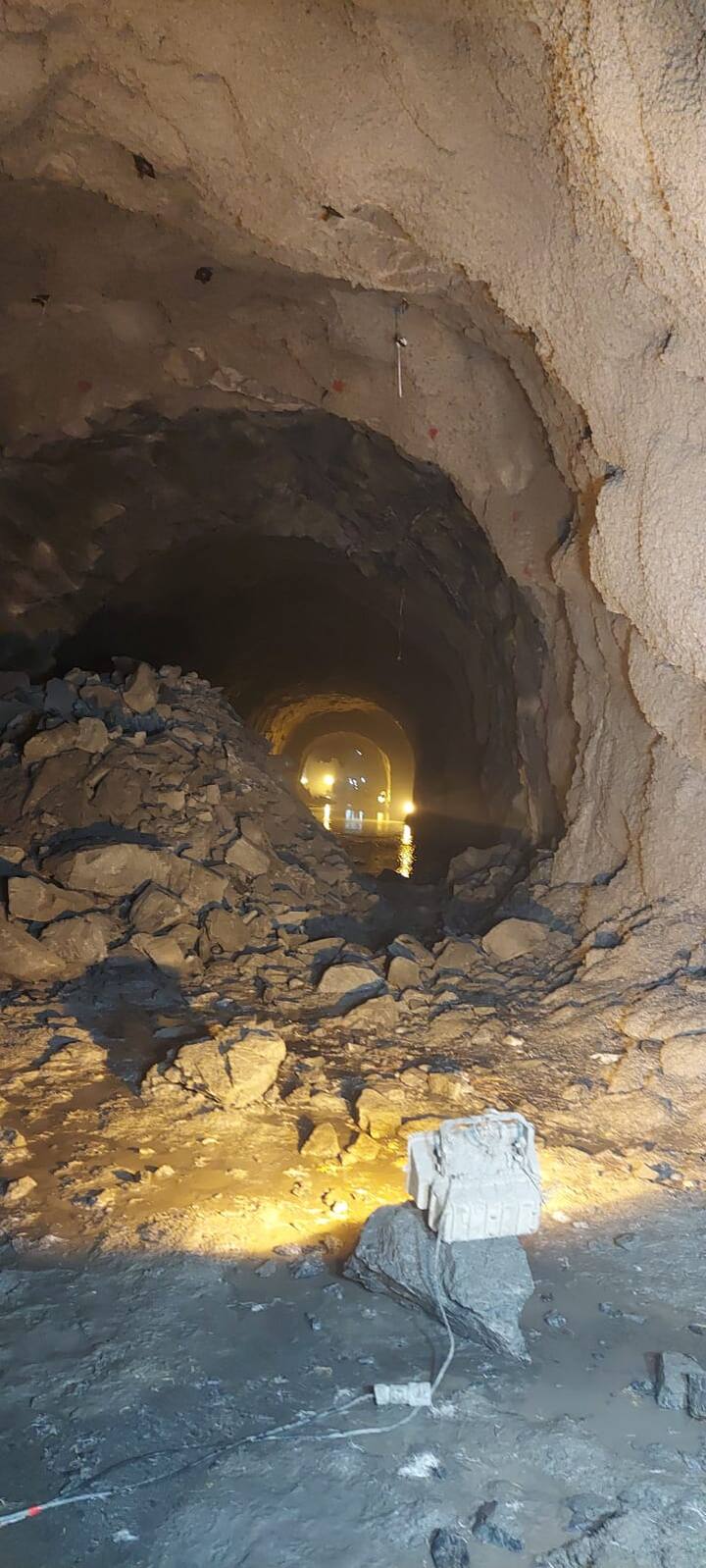 इससे पहले यूएसबीआरएल परियोजना के तहत बनिहाल-काज़ीगुंड रेल सेक्शन पर बनाई जा रही 11.2 किलोमीटर लम्बी पीरपंजाल टनल सबसे लम्बी रेल सुरंग थी . टी-49 टनल का दक्षिणी पोर्टल (एसपी) बेहद मनमोहक सुंबर गांव की ओर है जोकि रामबन (जम्मू एवं कश्मीर) जि़ला मुख्यालय से 45 किलोमीटर की दूरी पर 1400 मीटर की ऊँचाई पर स्थित है जबकि टनल का उत्तरी पोर्टल (एनपी) माहू-मंगत घाटी में रामबन जि़ला के अर्पिचला गांव तहसील खारी की ओर लगभग 1600 मीटर की ऊँचाई पर स्थित है.