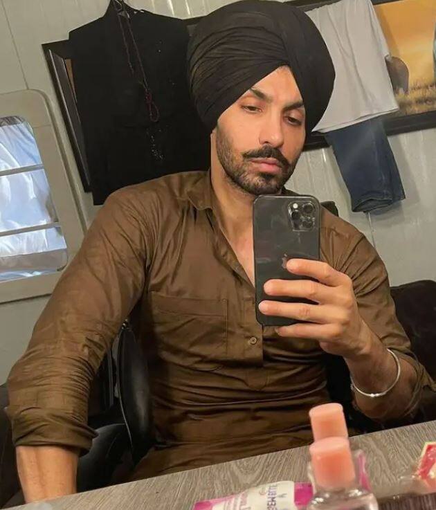 ਉਸਨੇ ਕਈ ਹਿੱਟ ਫਿਲਮਾਂ ਦਿੱਤੀਆਂ ਜਿਨ੍ਹਾਂ ਵਿੱਚ-ਰੰਗ ਪੰਜਾਬ ਦੇ, ਸਾਡੇ ਆਲੇ ਆਦਿ ਸ਼ਾਮਲ ਹਨ।