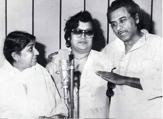 এক ফ্রেমে তিন কিংবদন্তি। লতা মঙ্গেশকর, কিশোর কুমার এবং বাপি লাহিড়ি।