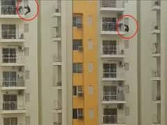 Viral Video: ఎంత ధైర్యవంతుడో, 12వ అంతస్థు బాల్కనీ రెయిలింగ్ నుంచి వేలాడుతూ ఎక్సర్‌సైజులు