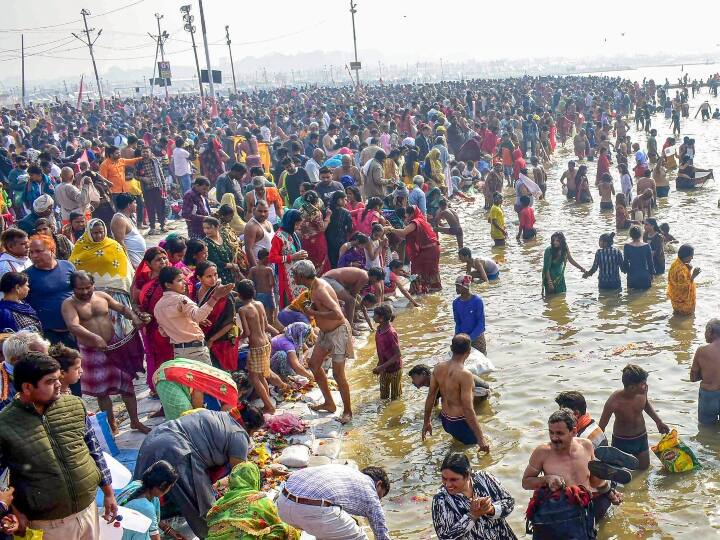 Prayagraj Devotees took dip in the Ganges on the fifth Maghi Purnima administration made special arrangements for security Magh Purnima 2022: प्रयागराज में माघी पूर्णिमा पर 2.15 लाख लोगों ने गंगा में डुबकी लगाई, सुरक्षा व्यवस्था रही सख्त