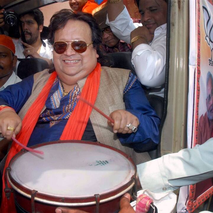 এই সিলেমাগুলিতে মূল চরিত্রে অভিনয় করেছিলেন জিতেন্দ্র।