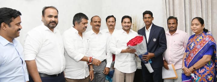 సీఎం క్యాంప్‌ కార్యాలయంలో ముఖ్యమంత్రి వైఎస్‌ జగన్‌ను కలిసిన భారత క్రికెట్‌ అండర్‌ 19 జట్టు వైస్‌ కెప్టెన్‌ షేక్‌ రషీద్‌