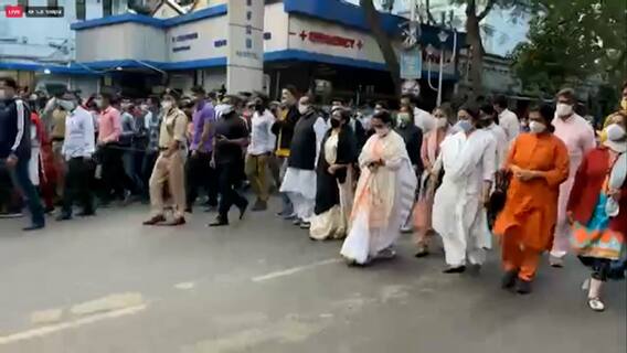 Sandhya Mukherjee Last Rite: গীতশ্রীর শেষযাত্রায় পা মেলালেন মুখ্যমন্ত্রী | Bangla News