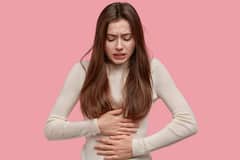 ঋতুস্রাবে কষ্ট পাচ্ছেন? জেনে নিন এই সময়ে কী করবেন, কী করবেন না