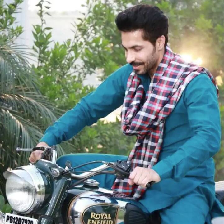 ਉਸ ਨੇ 2017 ਵਿੱਚ ਰਿਲੀਜ਼ ਹੋਈ ਫ਼ਿਲਮ ਜ਼ੋਰਾ 10 ਨੰਬਰੀਆ ਨਾਲ ਪ੍ਰਸਿੱਧੀ ਪ੍ਰਾਪਤ ਕੀਤੀ ਤੇ ਇਸ ਤੋਂ ਬਾਅਦ ਅਭਿਨੇਤਾ ਨੇ ਪਿੱਛੇ ਮੁੜ ਕੇ ਨਹੀਂ ਦੇਖਿਆ।