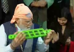 Watch: PM Modi ने करोल बाग के Saint Ravidas मंदिर में की पूजा, महिलाओं के साथ बैठकर किया भजन कीर्तन