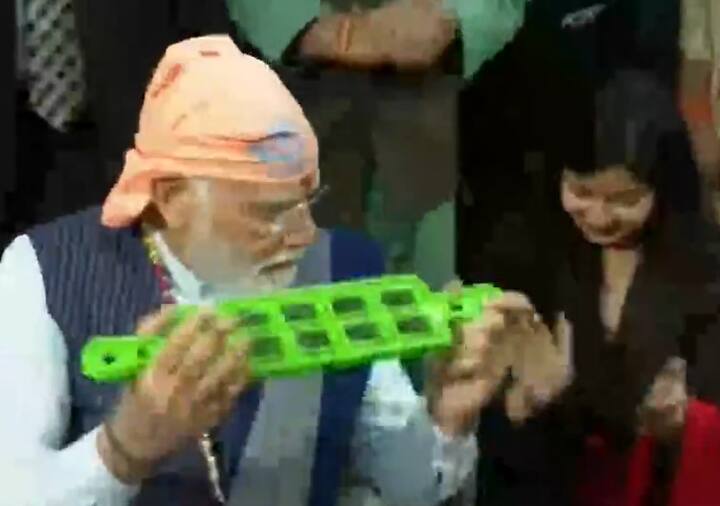 Delhi: PM Modi viral video, pm modi in Guru Ravidas Vishram Dham Mandir in Karol Bagh Watch: PM Modi ने करोल बाग के Saint Ravidas मंदिर में की पूजा, महिलाओं के साथ बैठकर किया भजन कीर्तन