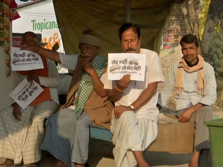 Uttar Pradesh Assembly Election 2022 Varanasi Pindra Aswalpur villagers boycott voting ANN UP Election 2022: समय के साथ भूले वादा, अब वाराणसी के इस गांव में पोस्टर लगा लोगों ने किया वोट का बहिष्कार, कहा- 'रोड नहीं तो वोट नहीं'