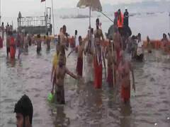 Prayagraj News: माघ पूर्णिमा पर लाखों श्रद्धालुओं ने प्रयागराज के संगम तट पर लगाई आस्था की डुबकी