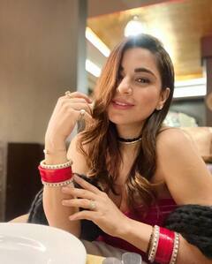 Shraddha Arya Photos: डीप नेकलाइन की टाइट फिटिंग ड्रेस पहन श्रद्धा आर्या ने बरपाया कहर, हुस्न देख फैंस हो गए लट्टू