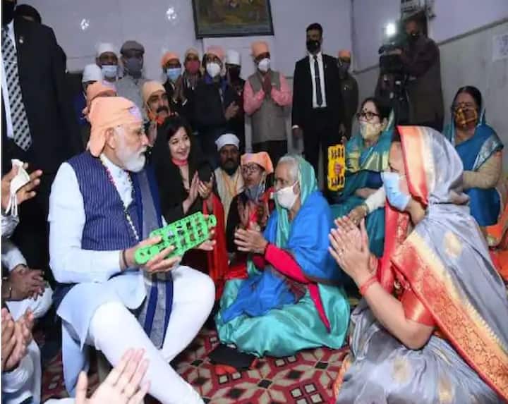 ਪੀਐਮ ਮੋਦੀ ਮੰਦਰ ਵਿੱਚ ਸ਼ਬਦ ਕੀਰਤਨ ਦੌਰਾਨ ਮੰਜੀਰਾ ਵਜਾਉਂਦੇ ਵੀ ਨਜ਼ਰ ਆਏ। ਇਸ ਦੌਰਾਨ ਮੰਦਰ 'ਚ ਮੌਜੂਦ ਲੋਕਾਂ 'ਚ ਭਾਰੀ ਉਤਸ਼ਾਹ ਦੇਖਣ ਨੂੰ ਮਿਲਿਆ।
