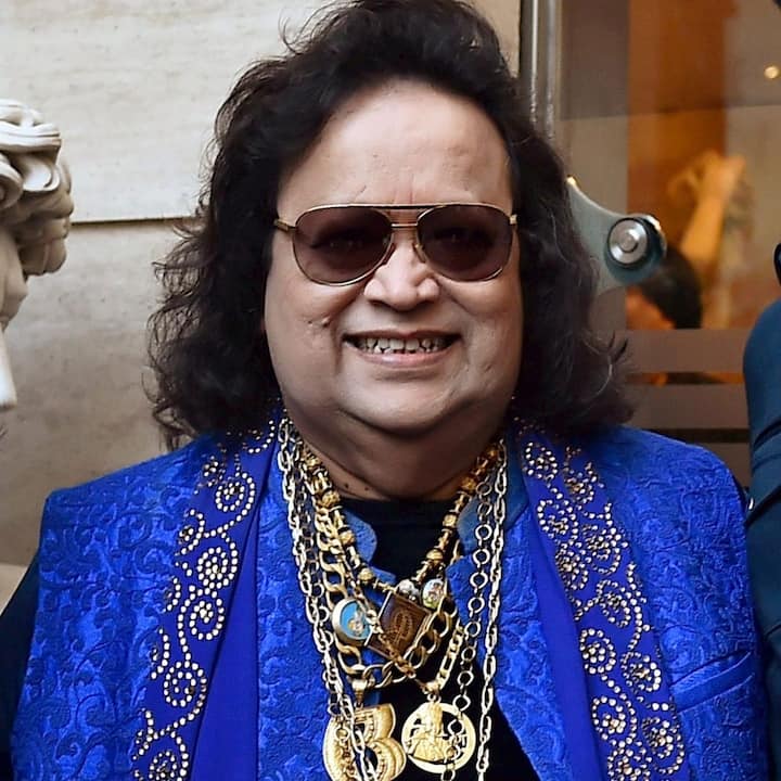 সুরকার হিসাবে তাঁর প্রথম হিন্দি গান 'তু হি মেরা চন্দা'। গেয়েছিলেন প্রবাদপ্রতীম শিল্পী মুকেশ।