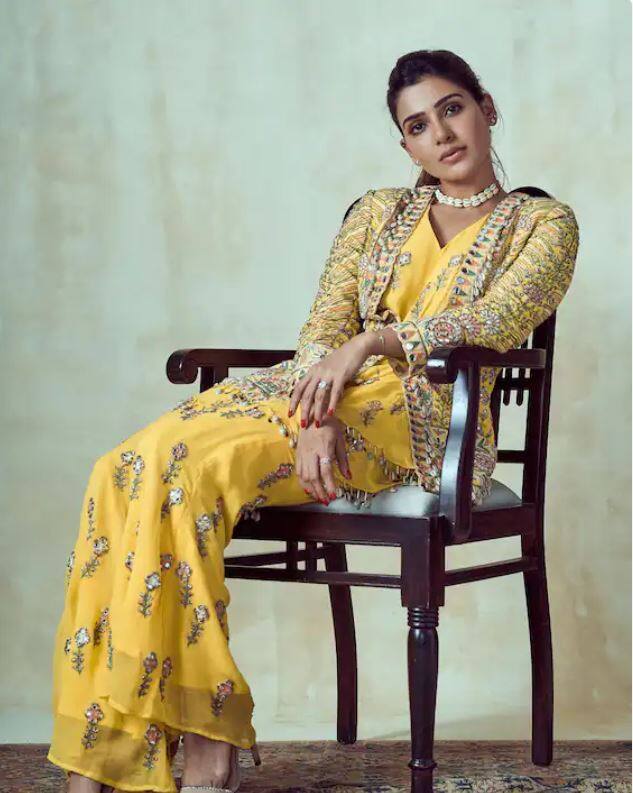 यलो कलरचा आउटफिटही समंथानं जॅकेटसोबत स्टाइल केलं आहे. परफेक्ट ज्वेलरी आणि न्यूड मेकअपमुळं समंथाचा लूक आणखी सुंदर दिसतोय. (@samantharuthprabhuoffl/Instagram)