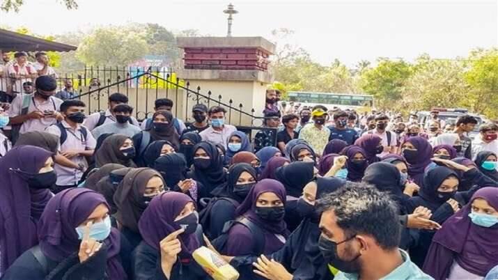 hijab row karnataka pre university colleges and degree colleges-to-reopen-from-february-16 Hijab Controversy  : कर्नाटकात हिजाबच्या वादानंतर आजपासून महाविद्यालये आणि विद्यापीठे सुरू, अनेक जिल्ह्यांत कलम 144 लागू