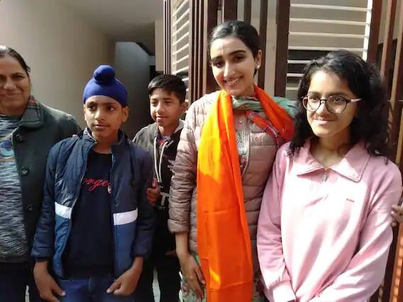 पाच राज्यांतील विधानसभा निवडणुकीची रणधुमाळी सुरू आहे. पंजाबमध्ये अकाली दलाचे नेते सुखबीर सिंह बादल यांच्यासाठी त्यांची मुलगी हरकीरत कौर प्रचार करत आहे. दिल्ली विद्यापीठातून हरकिरत कौरने पदवीचे शिक्षण घेतले आहे.