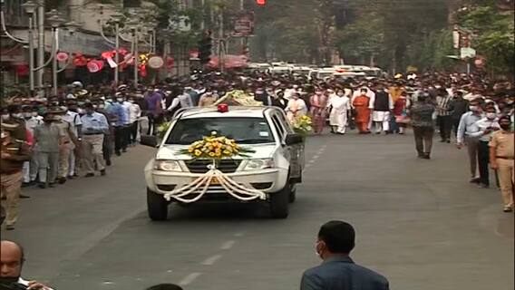 Sandhya Mukherjee Last Rite: গীতশ্রীর শেষযাত্রায় অসংখ্য অনুরাগীর ভিড়| Bangla News