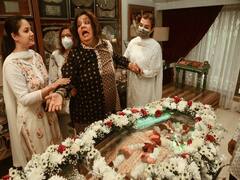 पापा को जाते देख ख़ुद को संभाल नहीं पाईं Bappi Lahiri की बेटी, फूट-फूटकर रोईं Rema Lahiri