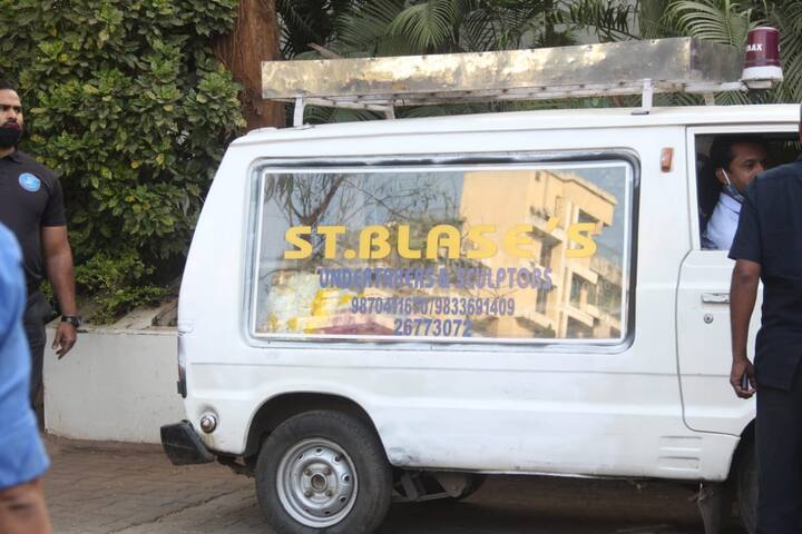 শেষ যাত্রায় সামিল হন অগণিত মানুষ। জুহুর বাড়ি থেকে ভিলে পার্লের পবনহংস শ্মশানের দূরত্ব আড়াই কিলোমিটার।