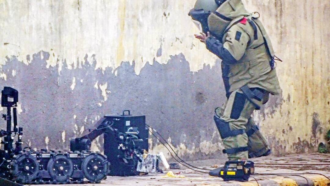 ਦਿੱਲੀ ਦੇ ਸੀਮਾਪੁਰੀ 'ਚ ਘਰੋਂ ਮਿਲਿਆ IED, NSG ਦੀ ਟੀਮ ਬੰਬ ਨੂੰ ਕਰੇਗੀ ਨਸ਼ਟ IED recovered from house in Delhi's Seemapuri; NSG to defuse it ਦਿੱਲੀ ਦੇ ਸੀਮਾਪੁਰੀ 'ਚ ਘਰੋਂ ਮਿਲਿਆ IED, NSG ਦੀ ਟੀਮ ਬੰਬ ਨੂੰ ਕਰੇਗੀ ਨਸ਼ਟ