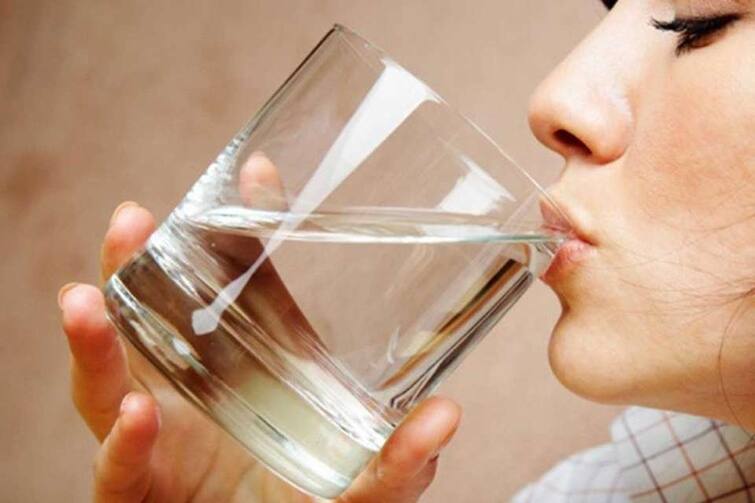 Too Much Of Water Can Also Lead To Certain Health Issues Tips For Drinking Water इन 4 बीमारियों से ग्रसित लोगों को ज्यादा पानी पीने से हो सकता है नुकसान, सेहत पर होगा बुरा असर