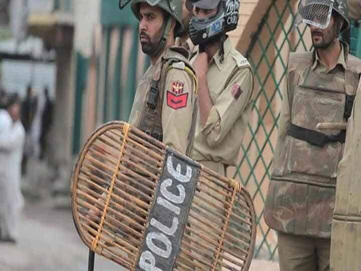Four Lashkar terrorists arrested in Jammu and Kashmir Baramulla Pulwama जम्मू-कश्मीर के बारामूला और पुलवामा में लश्कर के 4 आतंकी गिरफ्तार: पुलिस