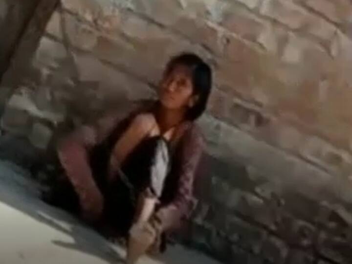 Ujjain News: अपने ही घर में 10 साल से जजीरों की गिरफ्त में महिला, वीडियो वायरल हुआ तो कलेक्टर ने शुरू करवाई जांच, जानिए पूरा मामला Ujjain Madhya Pradesh Women imprisoned in chains for ten years video viral collector ordered inquiry ANN Ujjain News: अपने ही घर में 10 साल से जजीरों की गिरफ्त में महिला, वीडियो वायरल हुआ तो कलेक्टर ने शुरू करवाई जांच, जानिए पूरा मामला