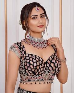 ઝારા યાસ્મીનનો હોટ અંદાજ જોઇને ઘાયલ થયા ફેન્સ, બોલ્ડ અંદાજમાં કરાવ્યું ફોટોશૂટ, જુઓ તેમની વાયરલ થયેલી આ તસવીરો