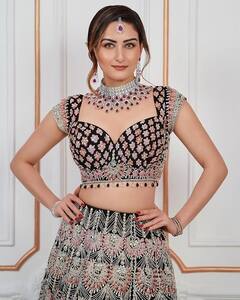 ઝારા યાસ્મીનનો હોટ અંદાજ જોઇને ઘાયલ થયા ફેન્સ, બોલ્ડ અંદાજમાં કરાવ્યું ફોટોશૂટ, જુઓ તેમની વાયરલ થયેલી આ તસવીરો