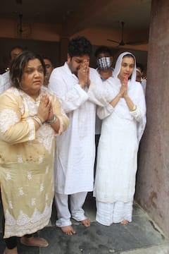 Bappi Lahiri’s Son Bappa & Daughter Rema Inconsolable At Pawan Hans Crematorium During Their Father Last Rites- See Pics