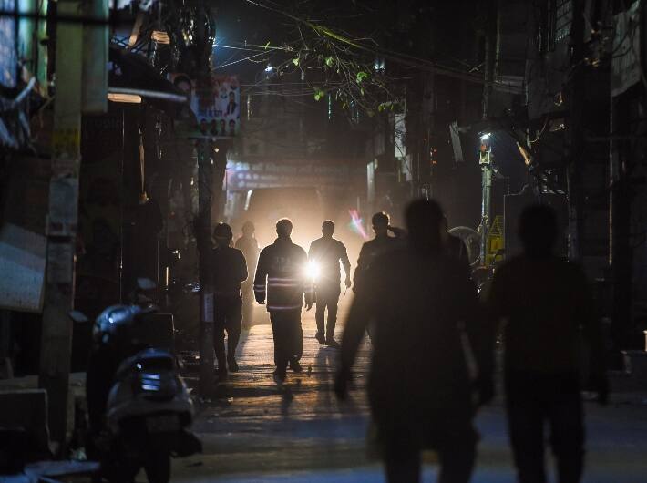 सूत्रों के मुताबिक, 29 जनवरी की रात हिमाचल प्रदेश के कल्लू में पार्किग में खड़ी एक कार में हुए धमाके के तार गाजीपुर में बरामद IED से जुड़े थे. FSL की टीम ने उस कार से जो ट्रेसेस यानी मैगनेट बरामद किए थे वो भी गाजीपुर से बरामद एक्सप्लोसिव से मेल खाते हैं. अब फिर इसी कड़ी में दिल्ली के ओल्ड सीमापुरी के मकान से IED बरामद हुए.