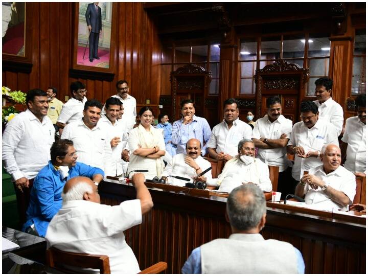 Karnataka Congress MLAs overnight protest in Assembly Minister KS Eshwarappas saffron flag remark BS Yediyurappa BJP Karnataka विधानसभा में ही रात गुजारेंगे कांग्रेस विधायक, तिरंगे पर बयान देने वाले मंत्री के इस्तीफे की कर रहे मांग